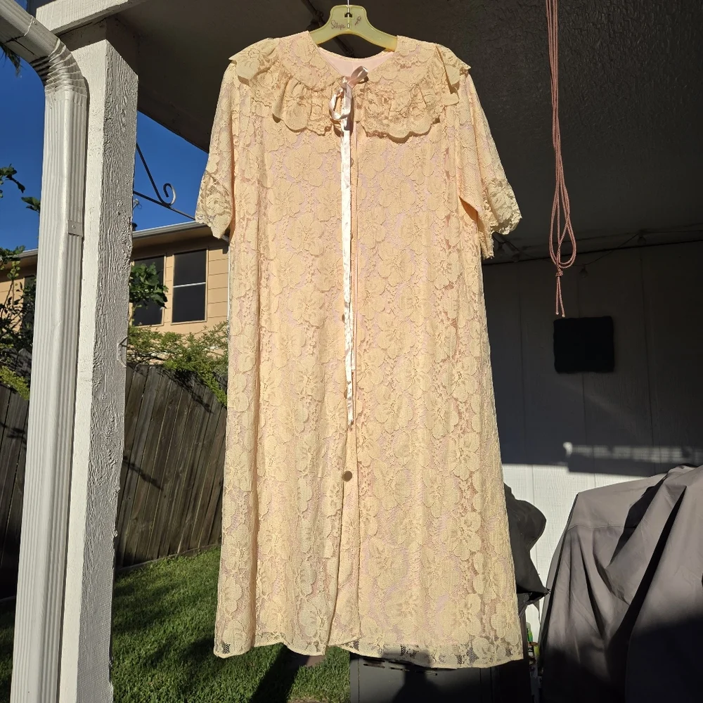 Vintage 50s-60s Lace Overlay Dressing Gown Robe M Housecoat Pink Peach - Picture 1 of 9